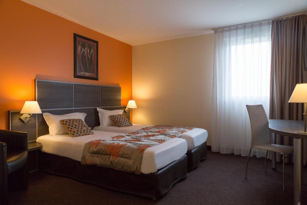 Postel nebo postele na pokoji v ubytování The Originals Boutique, Actuel Hôtel, Saint-Etienne Aéroport