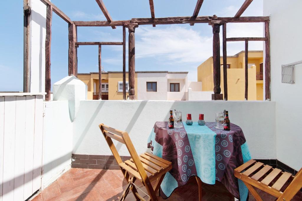einen Tisch und zwei Stühle auf dem Balkon in der Unterkunft Playa del Hombre in Playa del Hombre