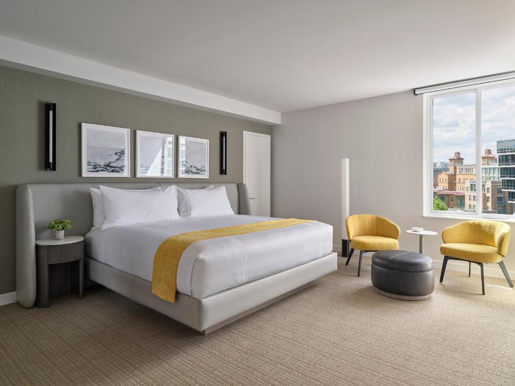 Postel nebo postele na pokoji v ubytování Hotel AKA Washington Circle