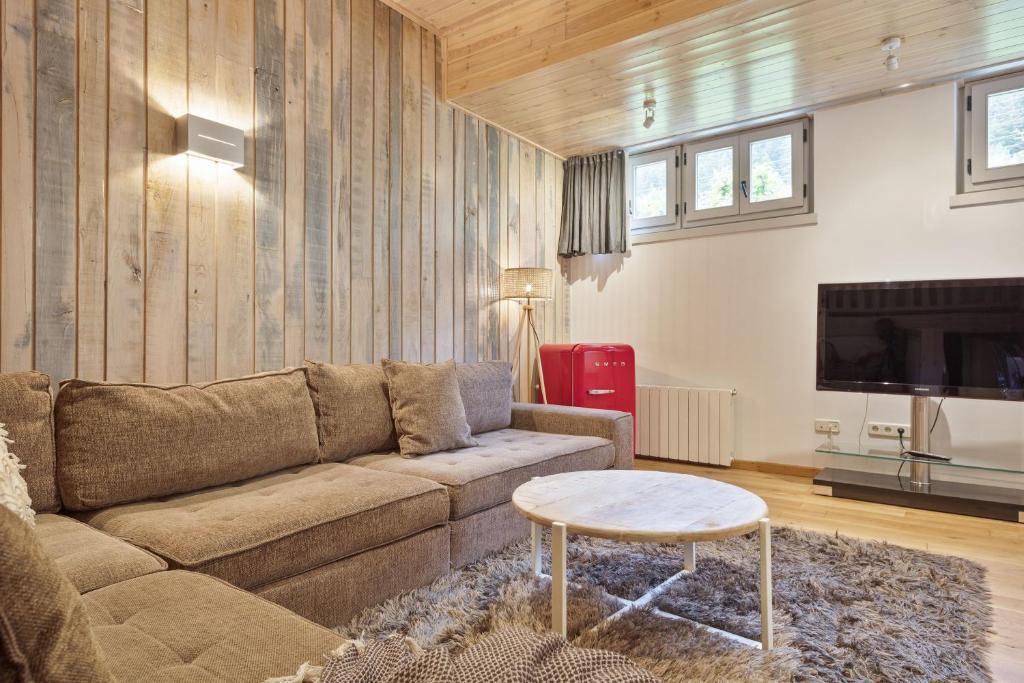 A television and/or entertainment centre at Luderna - Casa Val de Ruda II