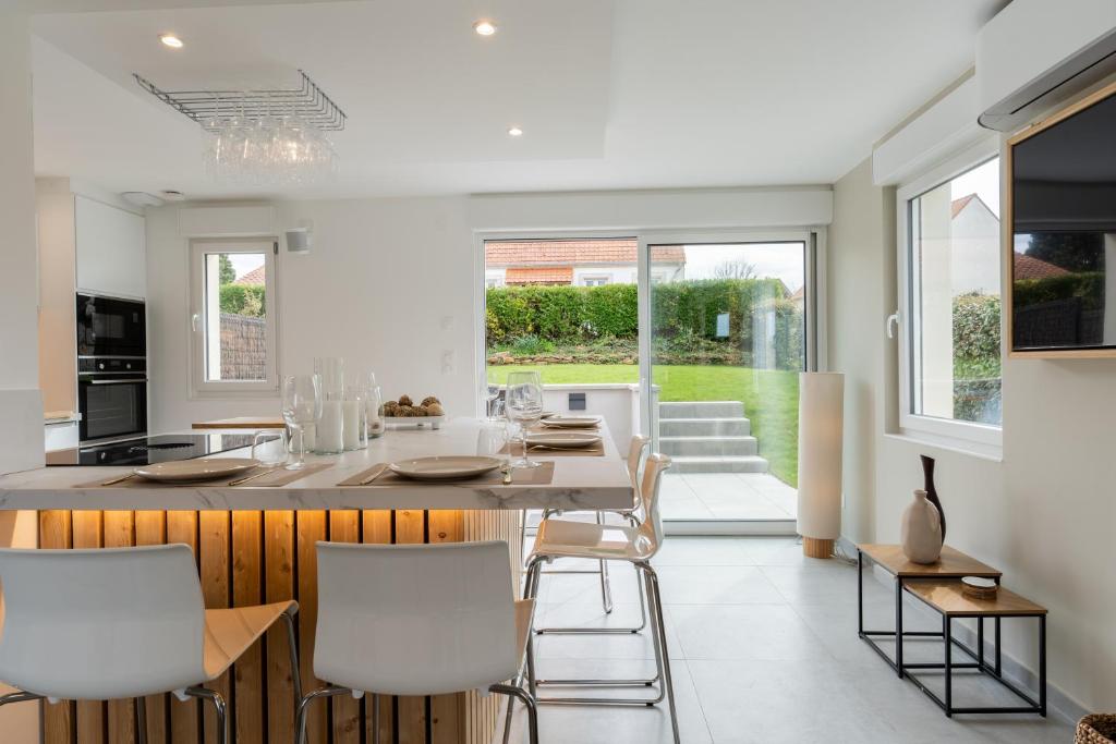 une cuisine et une salle à manger avec une table et des chaises dans l'établissement Villa Opale, à Audinghen