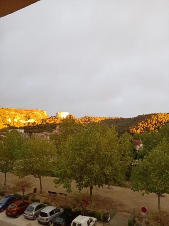 una vista de un aparcamiento con coches aparcados en T3 campagne Aix-en-Provence, en Meyrargues