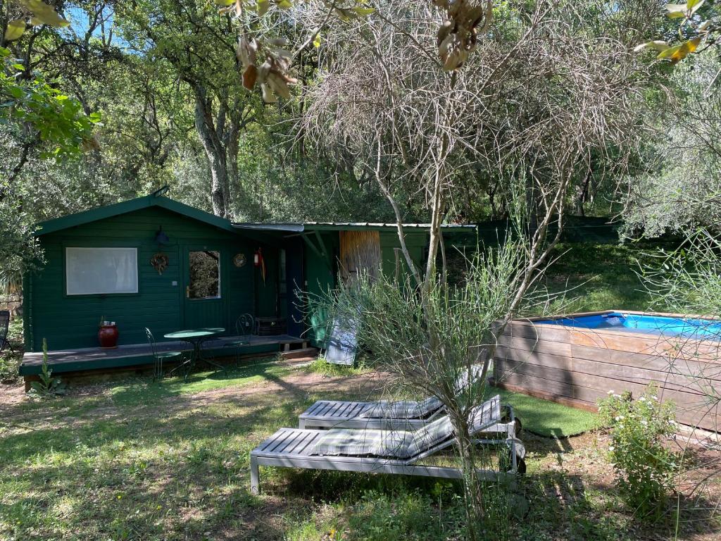Zahrada ubytování Chalet avec piscine privée dans la forêt