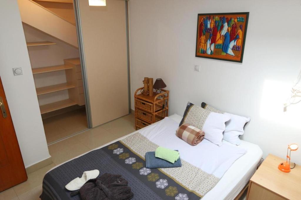 Dormitorio pequeño con cama y armario en Skopje Center Sistoni Private Rooms, en Skopje