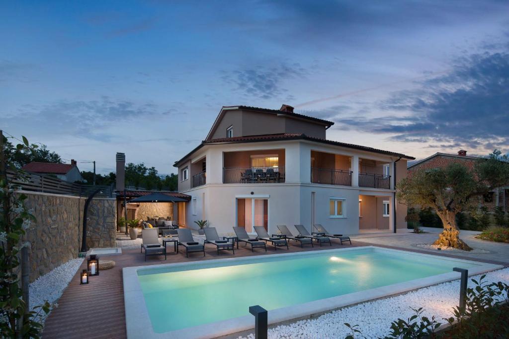 Villa Fabiana, a luxurious and spacious villa, few minutes from the beach tesisinde veya buraya yakın yüzme havuzu