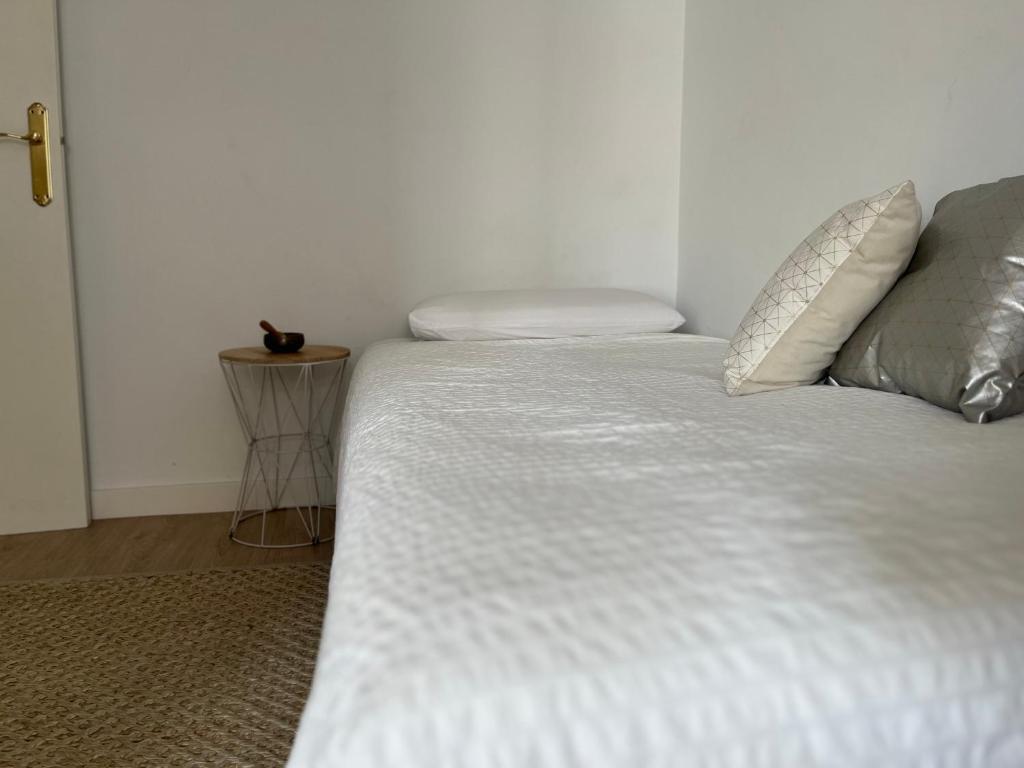A bed or beds in a room at The Light appartment Tarragona