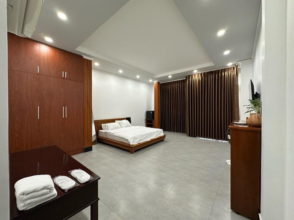 Habitación de hotel con cama doble en Chi Dep Homestay, en Can Tho
