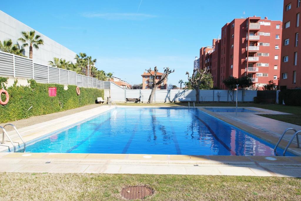 uma grande piscina numa cidade com edifícios em Rey apartment em Vilassar de Mar