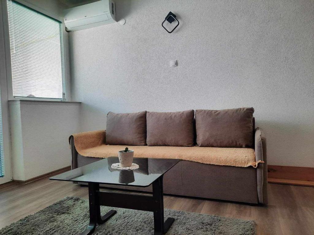 ein Wohnzimmer mit einem Sofa und einem Couchtisch in der Unterkunft Apartment Gjorgijevski in Ohrid