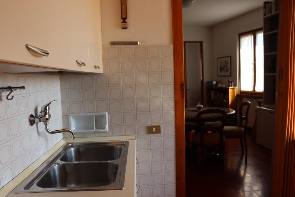 Kuchnia lub aneks kuchenny w obiekcie Monika Holiday 88 Astro sul Garda
