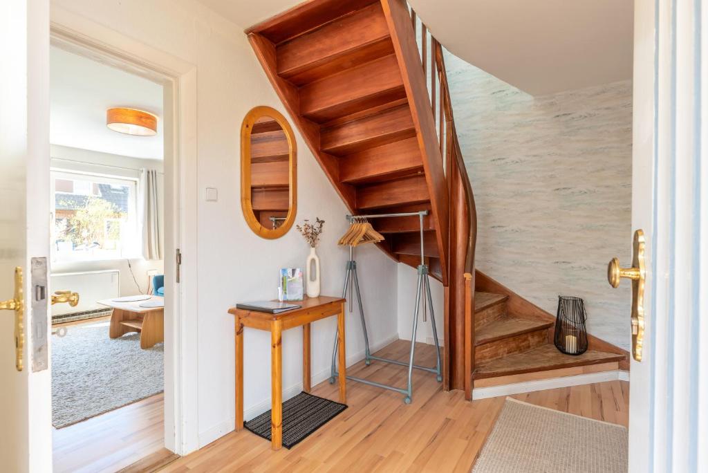 uma escada numa casa com pisos em madeira em Annis Huus NEU em Wyk auf Föhr