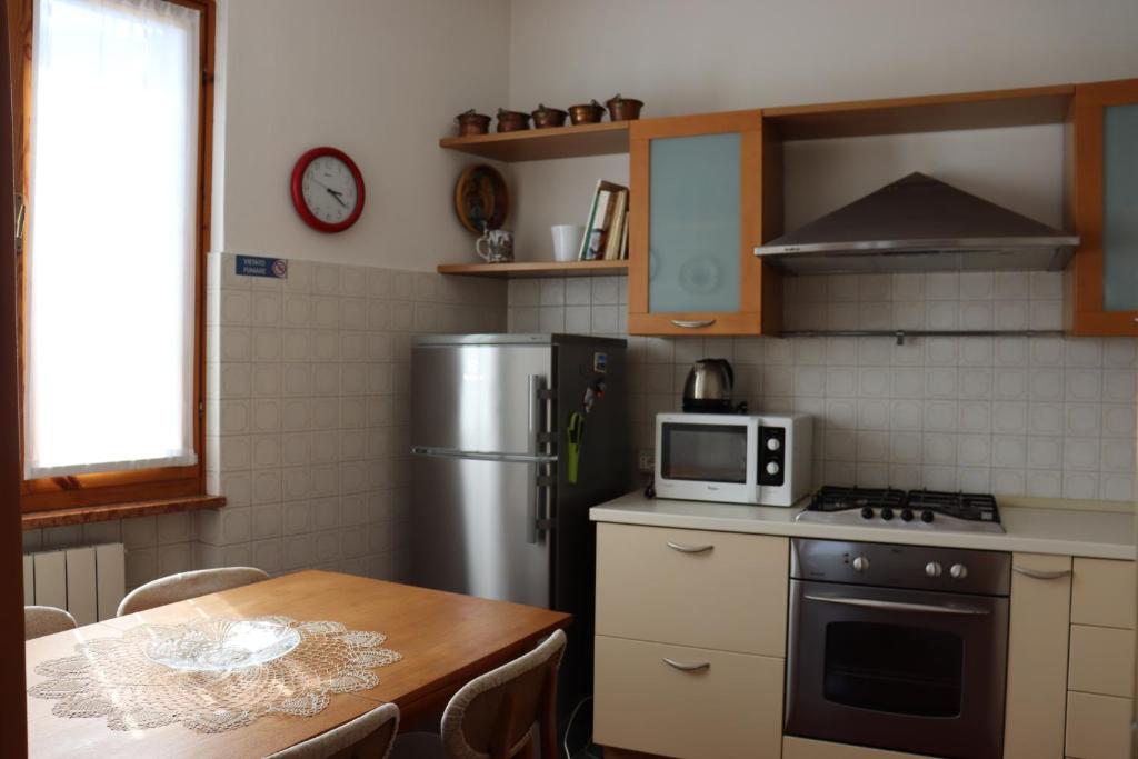 Kuchnia lub aneks kuchenny w obiekcie Monika Holiday 88 Astro sul Garda