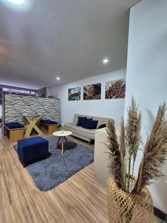 ein Wohnzimmer mit einem Sofa und einem Tisch in der Unterkunft Confortable Apartaestudio - Club House Armenia in Armenia
