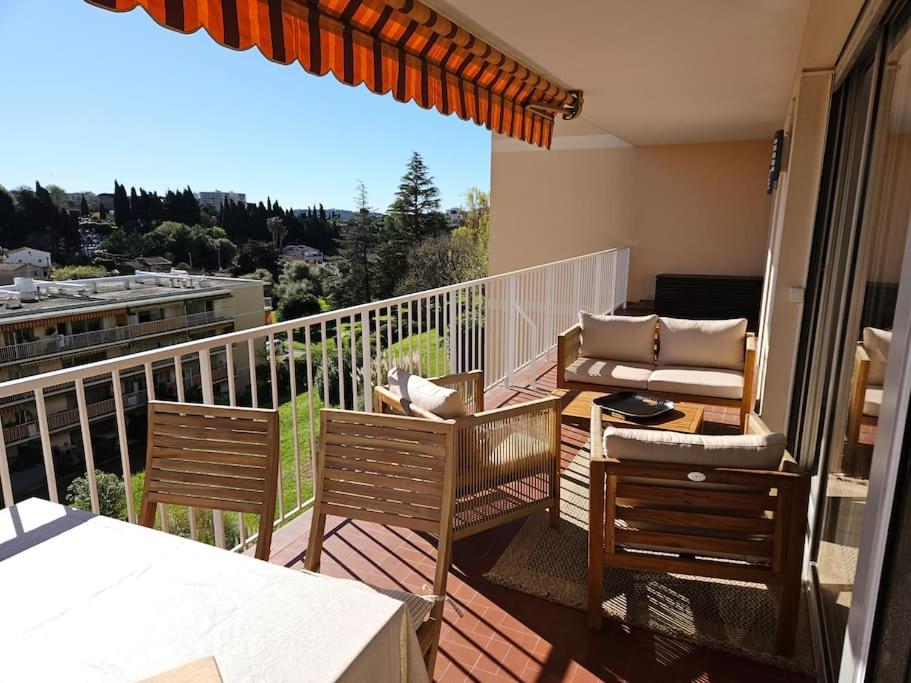 un balcon avec des chaises et une table sur un balcon dans l'établissement Hauteur d'Antibes 3 pièces vue mer et montagne Calanques, à Antibes