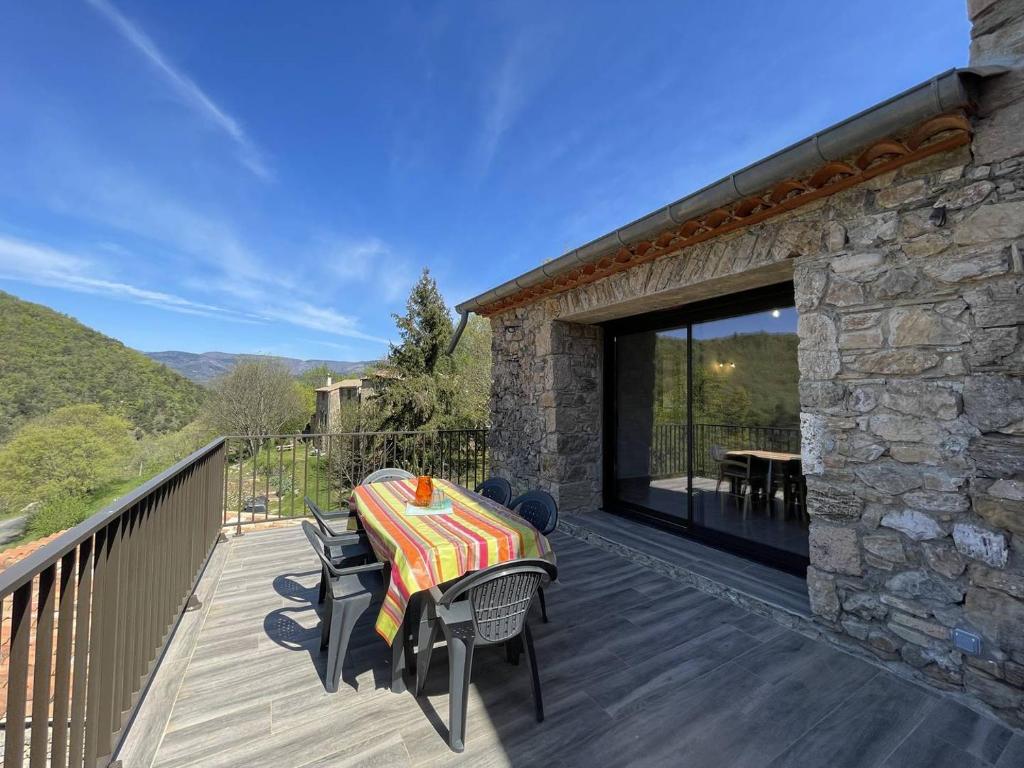 un patio avec une table et des chaises sur une terrasse dans l'établissement Mas Saucleirette, à Saint-Bresson
