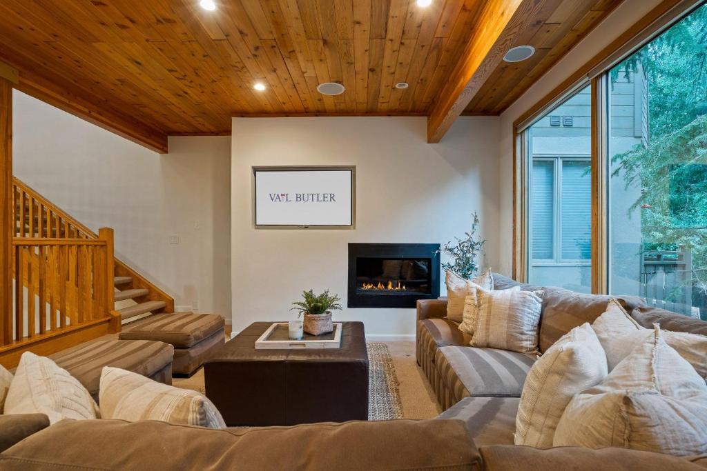 sala de estar con sofá y chimenea en 1588 Golf Terrace - Unit 39, en Mid Vail