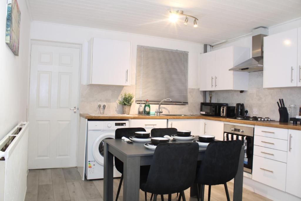 Kitchen o kitchenette sa F2S SERVICED APARTMENTS 2Bedroom Terrace house with Free Wifi Netflix Suitable for Contractors walking distance to Train station
