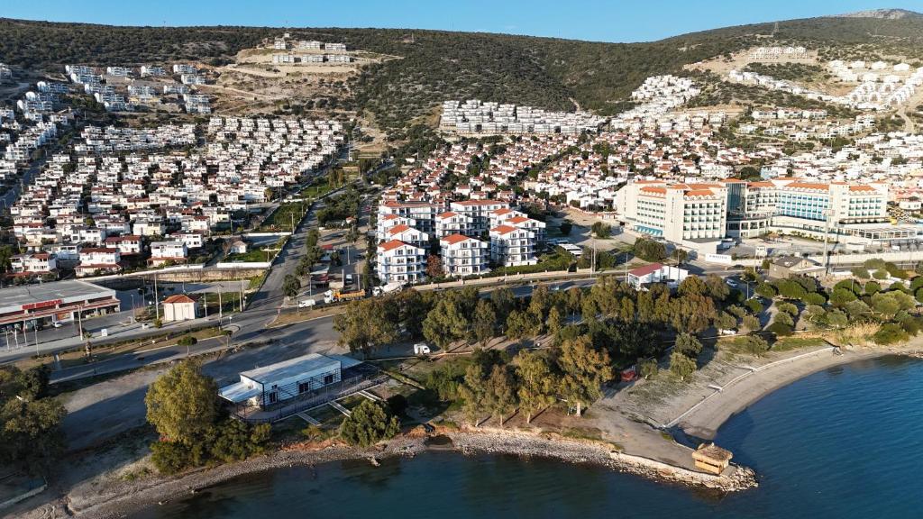 een luchtzicht op een stad naast het water bij White Bay Resort in Didim