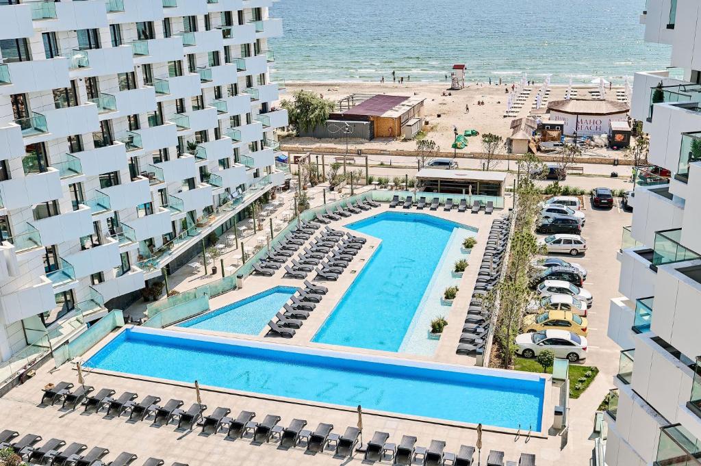 uma vista aérea de um hotel com piscina e praia em Aqua Vista Infinity Apartament Lux Vedere La Mare - Resort & Spa em Mamaia Nord – Năvodari