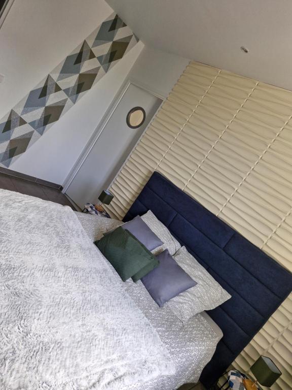 Postel nebo postele na pokoji v ubytování HÔTEL Le 6 3 Home PORT EN BESSIN