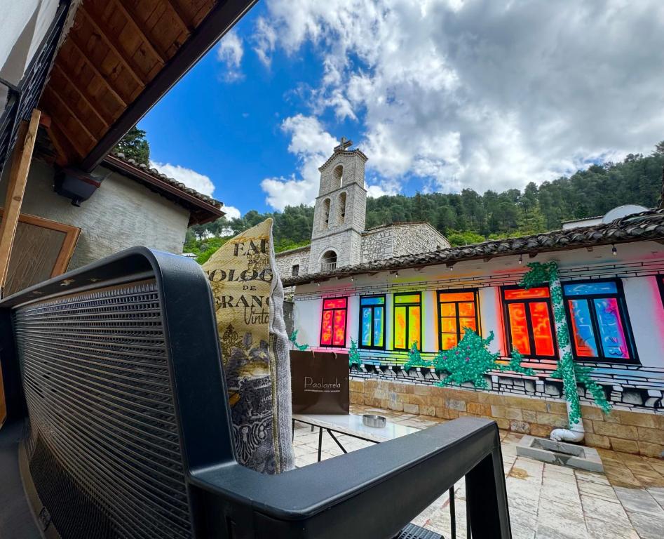un bâtiment avec des fenêtres colorées devant lui dans l'établissement Helin's Hostel by Backpackers, à Berat