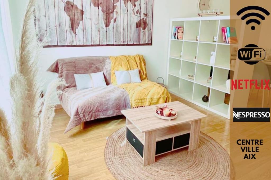 - un salon avec un lit et une table basse dans l'établissement T2 Aixois centre-clim-netflix, à Aix-en-Provence