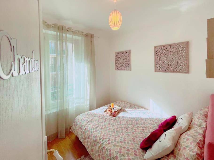 Een bed of bedden in een kamer bij T2 Aixois centre-clim-netflix