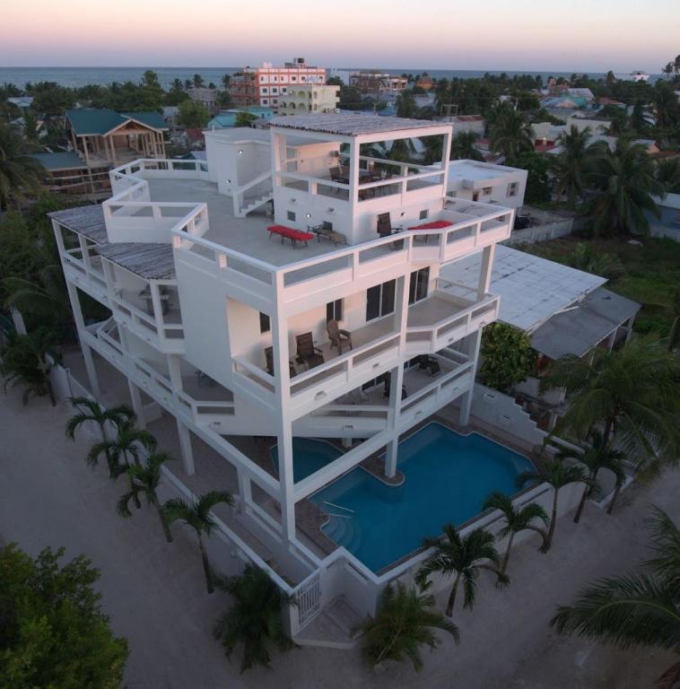 Una vista aérea de una casa blanca con piscina. en La Vida Perezosa, en Caye Caulker