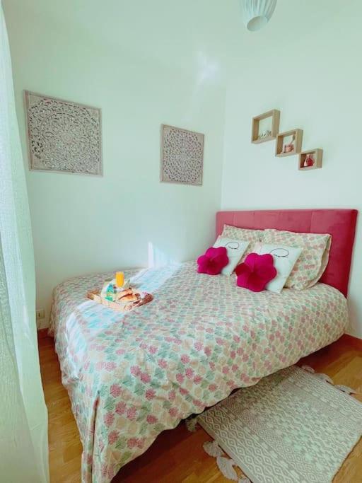 Een bed of bedden in een kamer bij T2 Aixois centre-clim-netflix