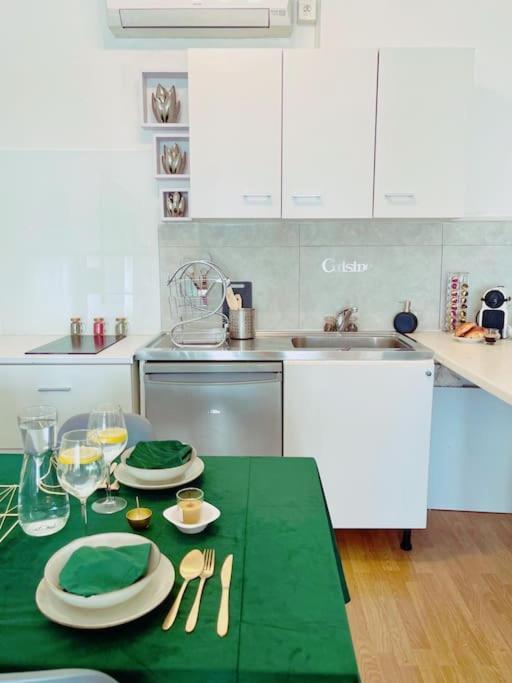 Een keuken of kitchenette bij T2 Aixois centre-clim-netflix
