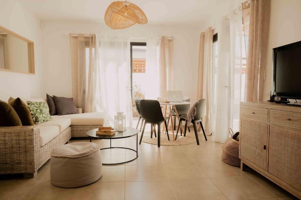TV a/nebo společenská místnost v ubytování Villa Aloha Jacuzzi y vistas al mar Corralejo