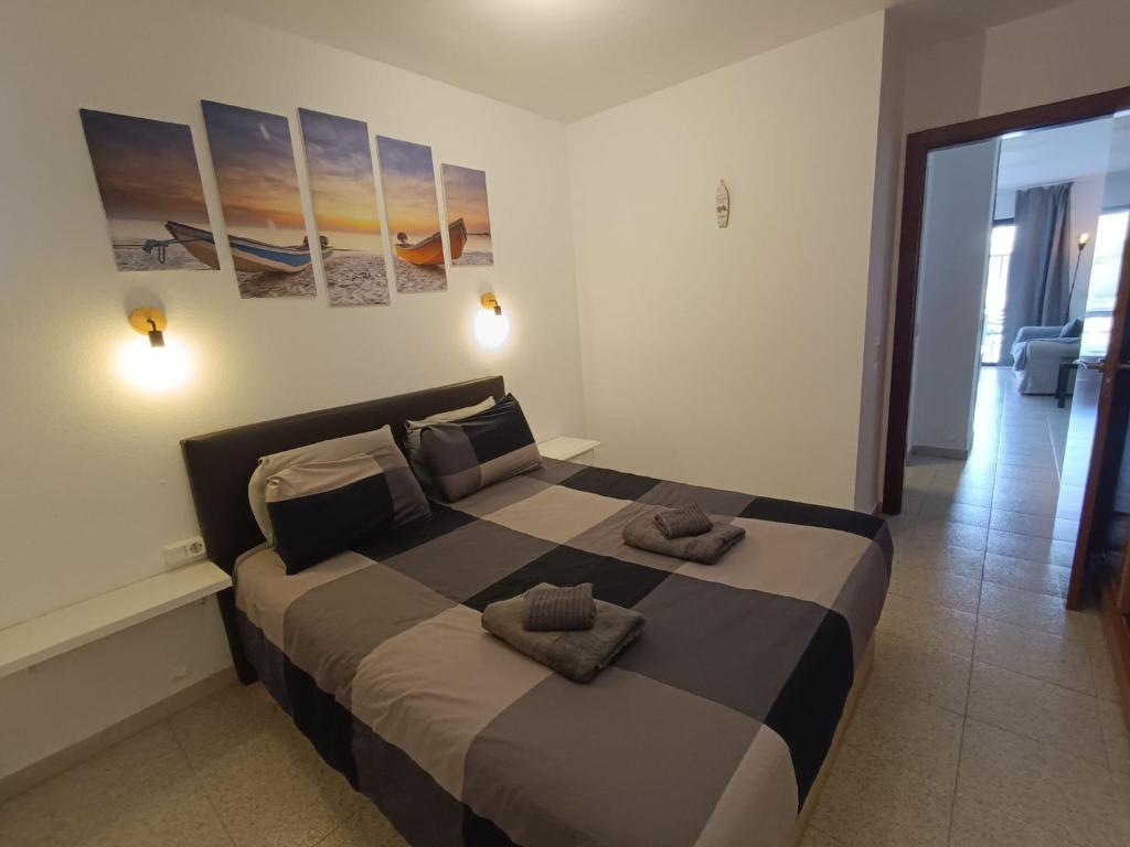Apartamento LIFE Complex Amaya Fuerteventura في كوستا دي أنتيجوا: غرفة نوم بسرير كبير عليها منشفتين