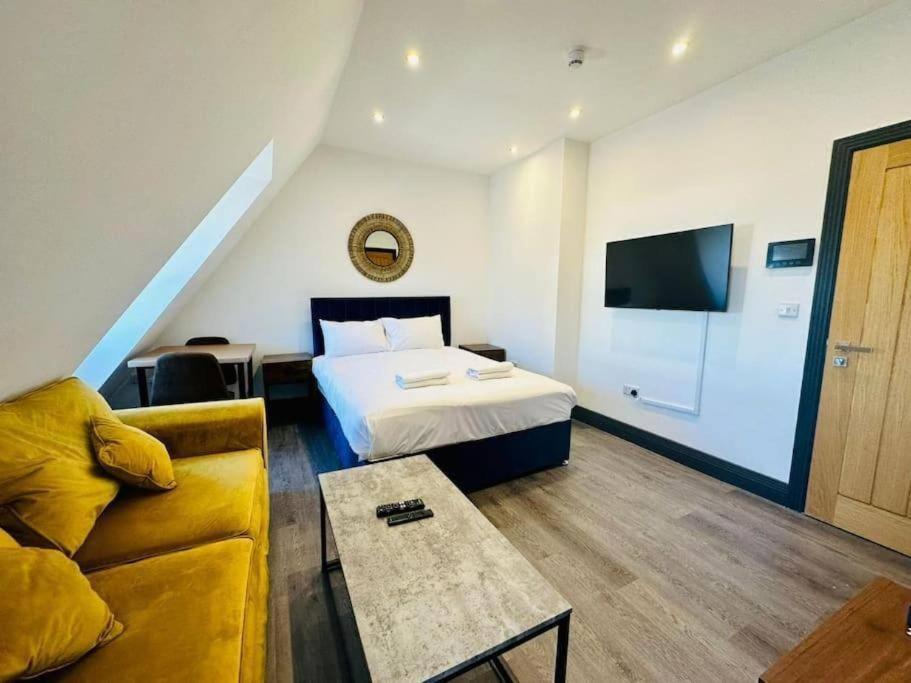 um quarto de hotel com uma cama e um sofá em Kingsize Bed By sea/central em Brighton & Hove