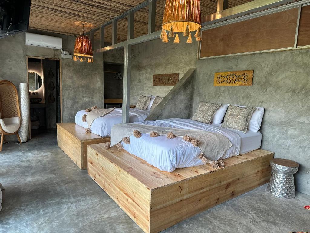 2 Betten in einem Zimmer mit 2 Schlafgelegenheiten in der Unterkunft Casa Lamia in Manuel Antonio