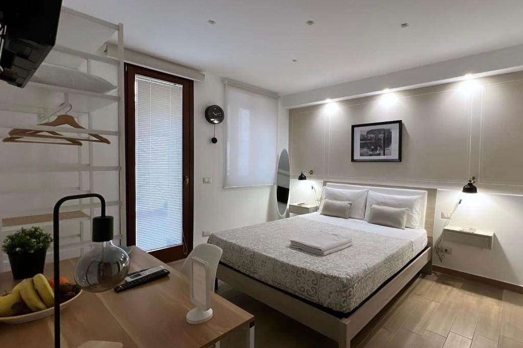 sypialnia z łóżkiem, stołem i biurkiem w obiekcie Dimora del Pescatore - Holiday House w Cefalù