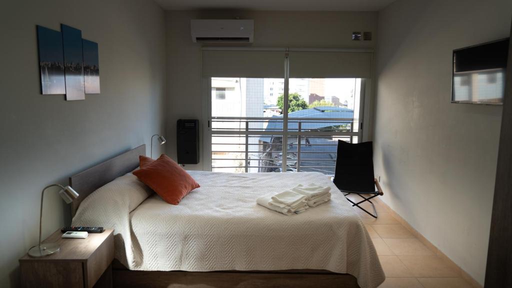 - une chambre avec un lit et des serviettes dans l'établissement AP138 3bDepartamento micro centro Parana 3b, à Paraná