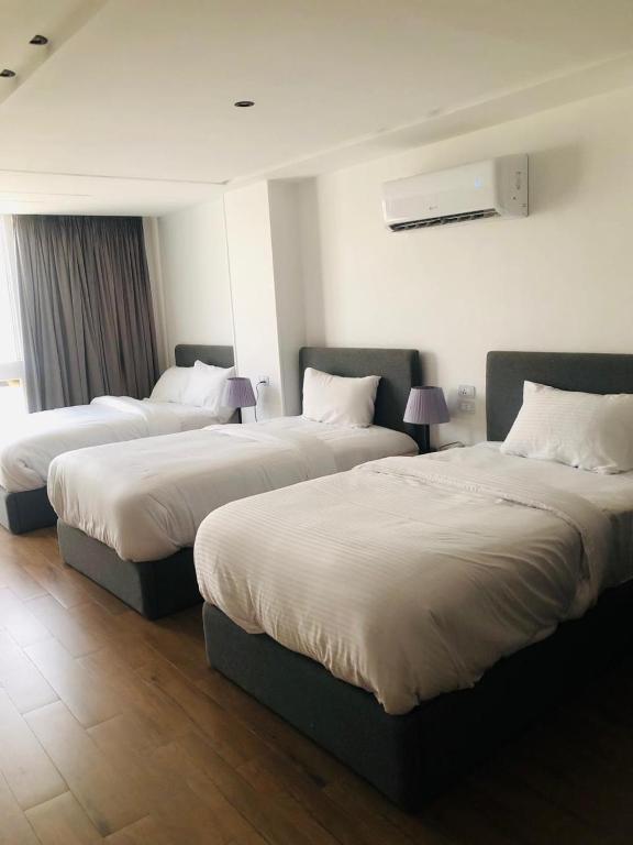 Postel nebo postele na pokoji v ubytování الحصرى Elhosary otel