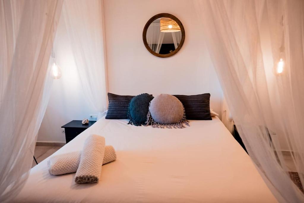 Postel nebo postele na pokoji v ubytování Ecovilla Haleakala con Piscina y Sauna privadas