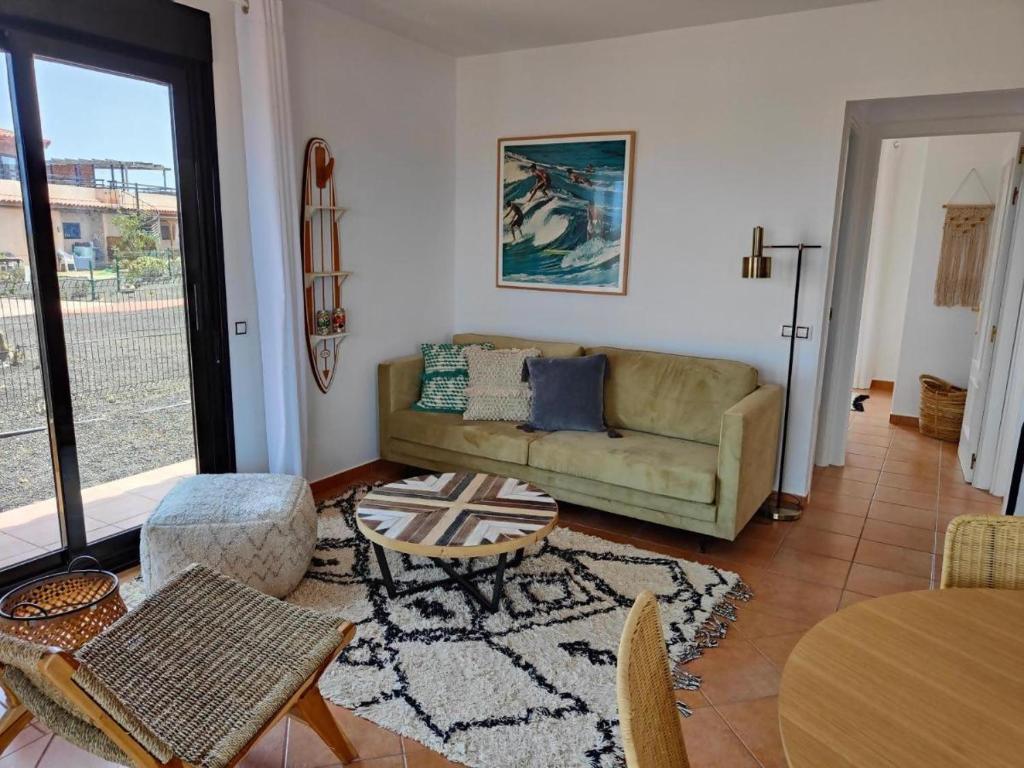 sala de estar con sofá y mesa en Villa Moana Vistas al mar y Jacuzzi Lajares, en Lajares