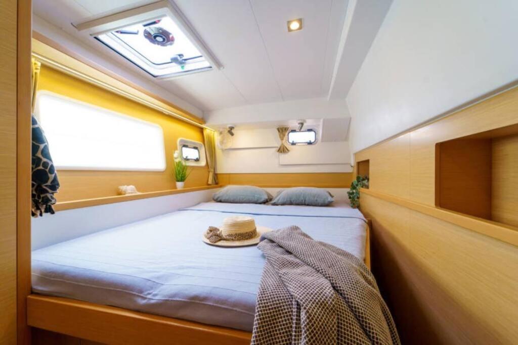 Una cama en un pequeño bote con un sombrero. en Catamaran in San Blás Islands, private boat en Waisalatupo