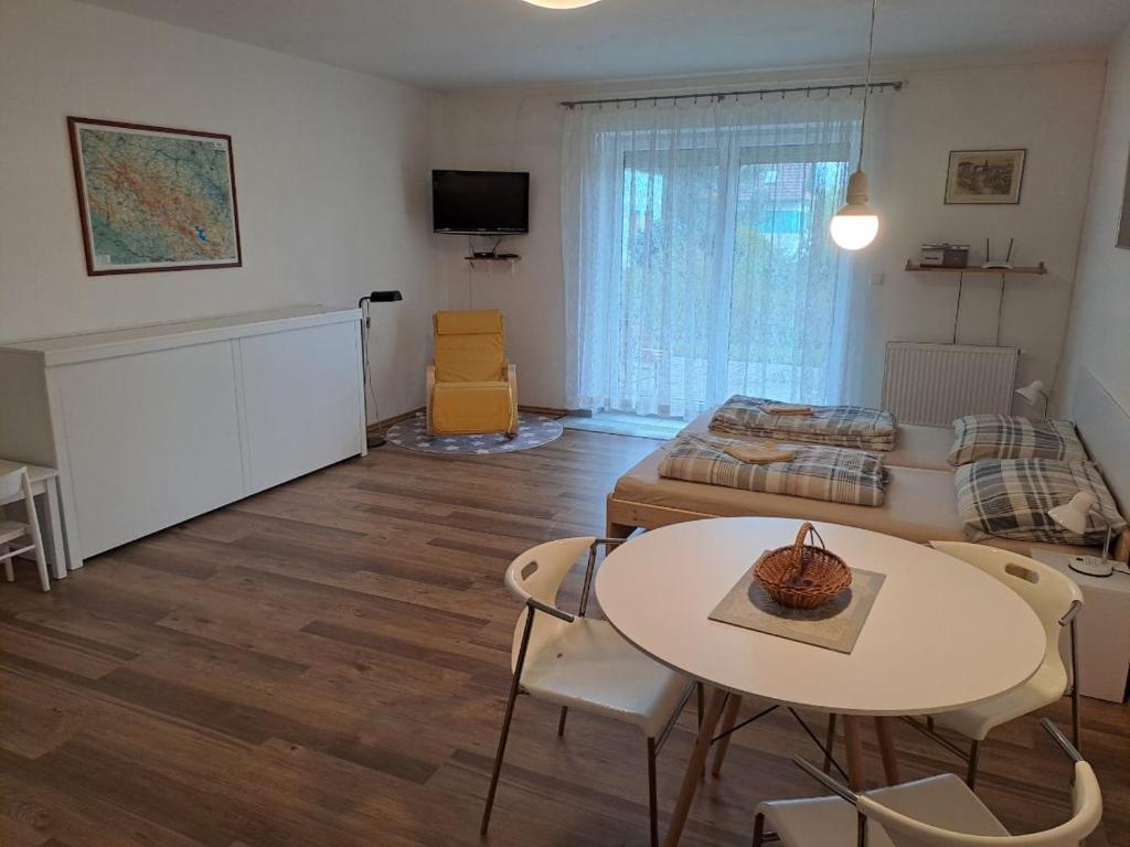 uma sala de estar com uma mesa e um sofá em RIVIERA 510-2 Lipno em Lipno nad Vltavou