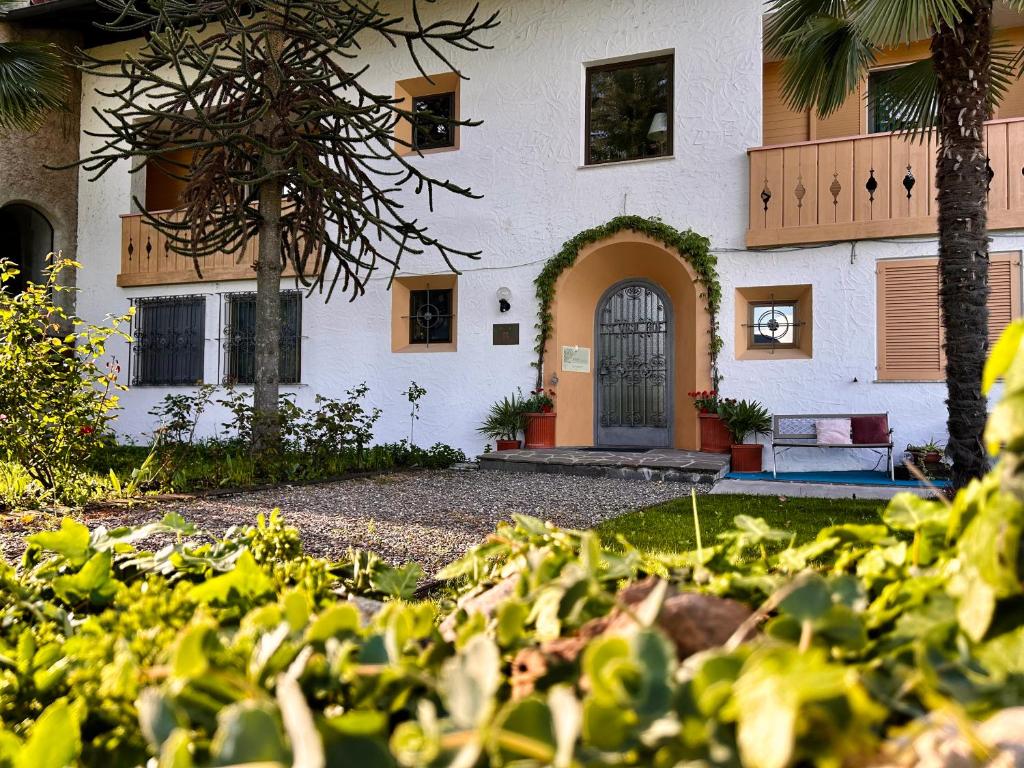 un edificio con una puerta delante de un patio en St. Vigilhof, en Nalles