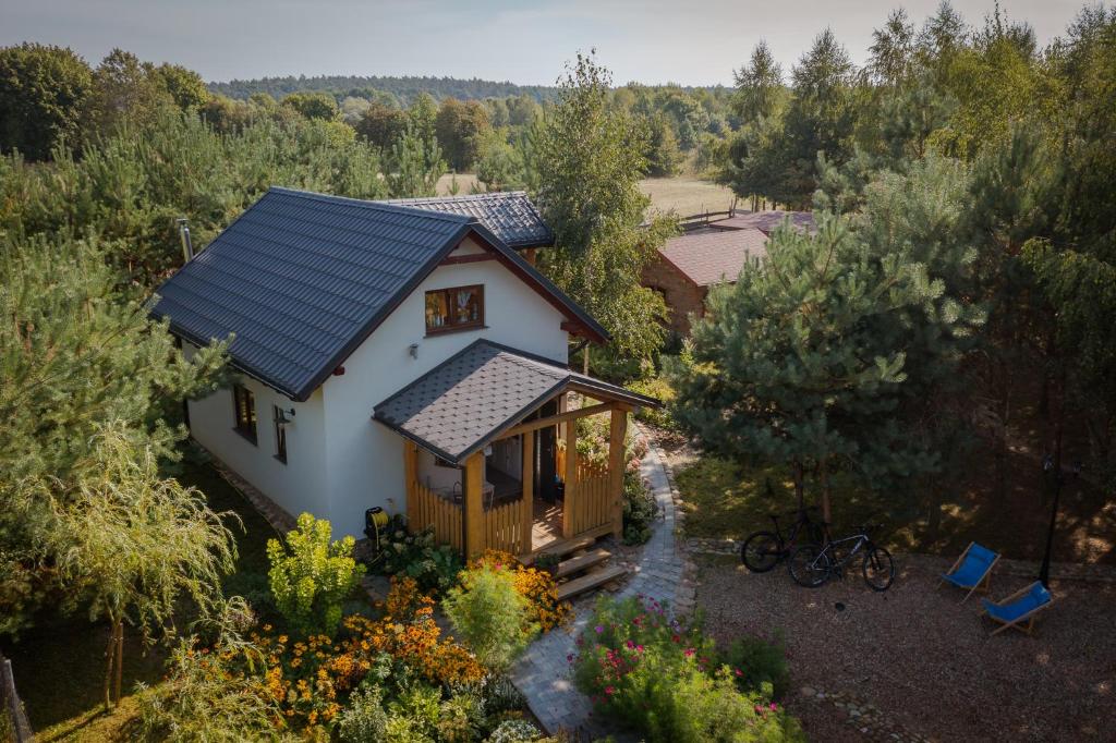 an overhead view of a small house with a roof at Niezapominajka in Zbiczno