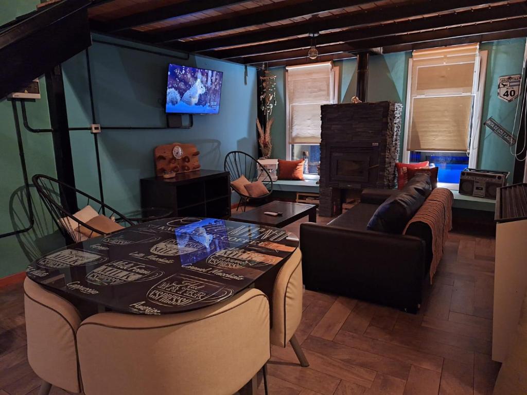 une salle à manger avec une table et quelques chaises dans l'établissement Host Patagonia, à Plaza Huincul