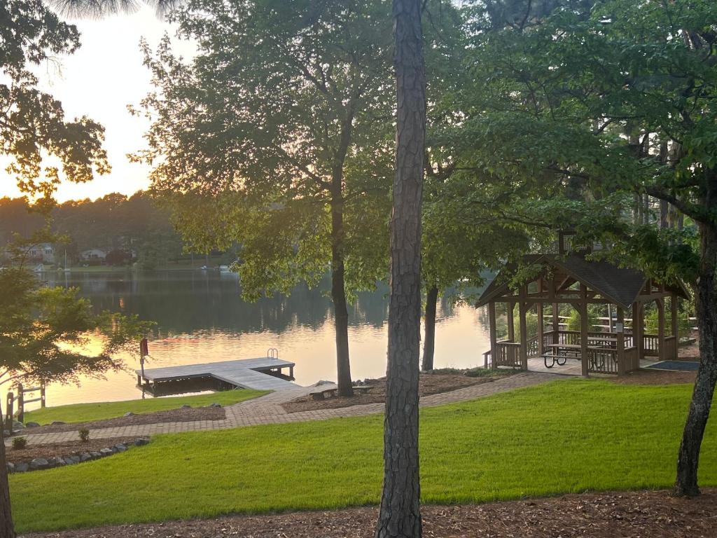 einen Pavillon neben einem See mit einem Dock in der Unterkunft Cottage style home close to golfing and lake 