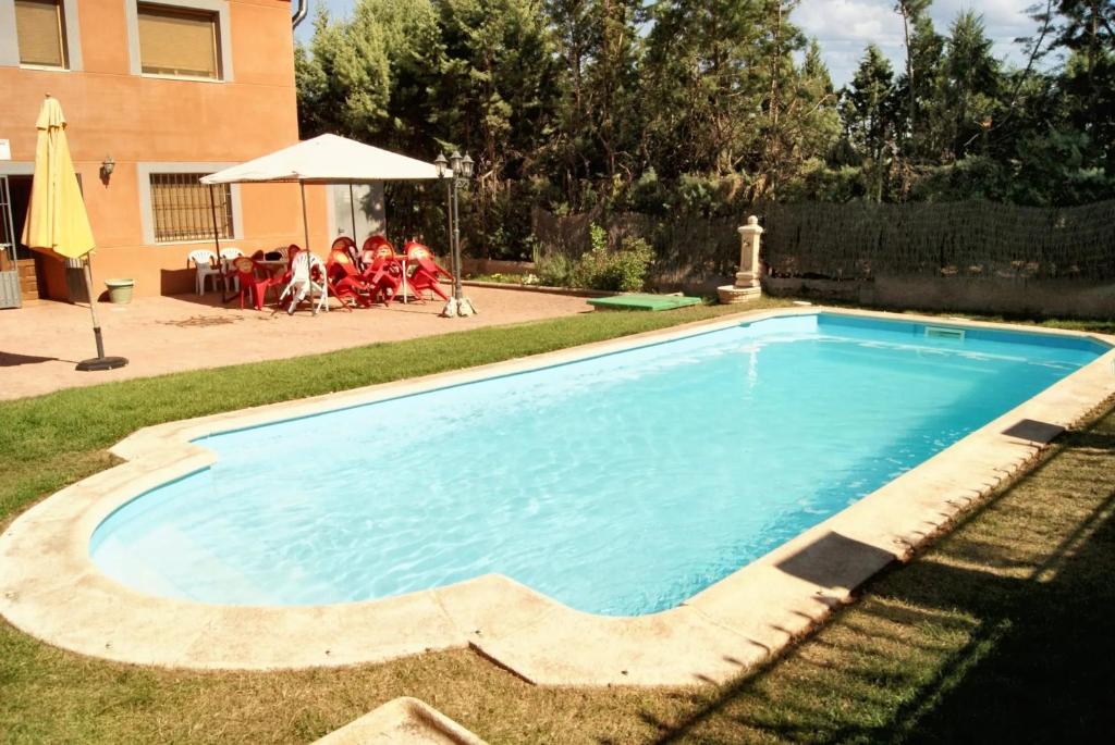 Cerezo de Mohernando的住宿－6 bedrooms villa with private pool furnished terrace and wifi at Cerezo de Mohernando，一群人坐在院子里的游泳池