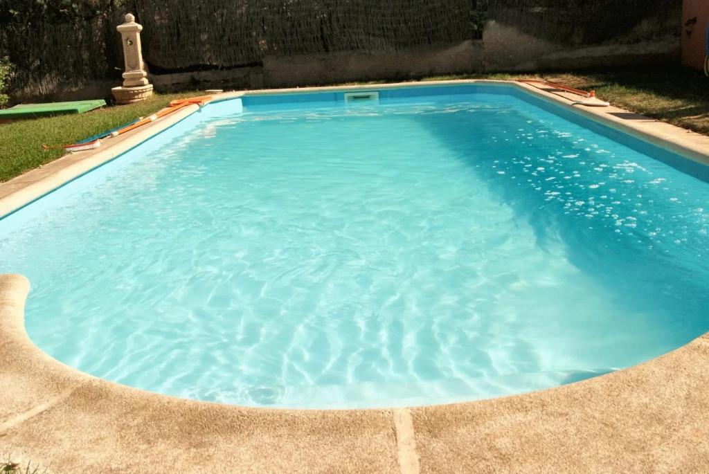 Bazén v ubytovaní Luxury Villa in Cerezo de Mohernando alebo v jeho blízkosti