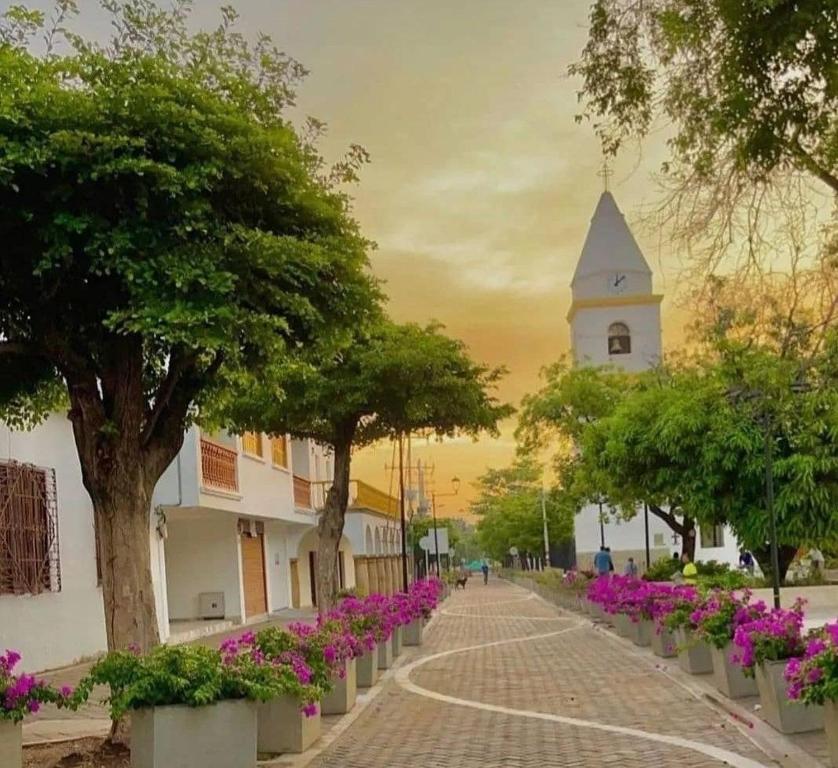 een straat met een gebouw en een klokkentoren bij Habitación- valledupar cesar in Valledupar