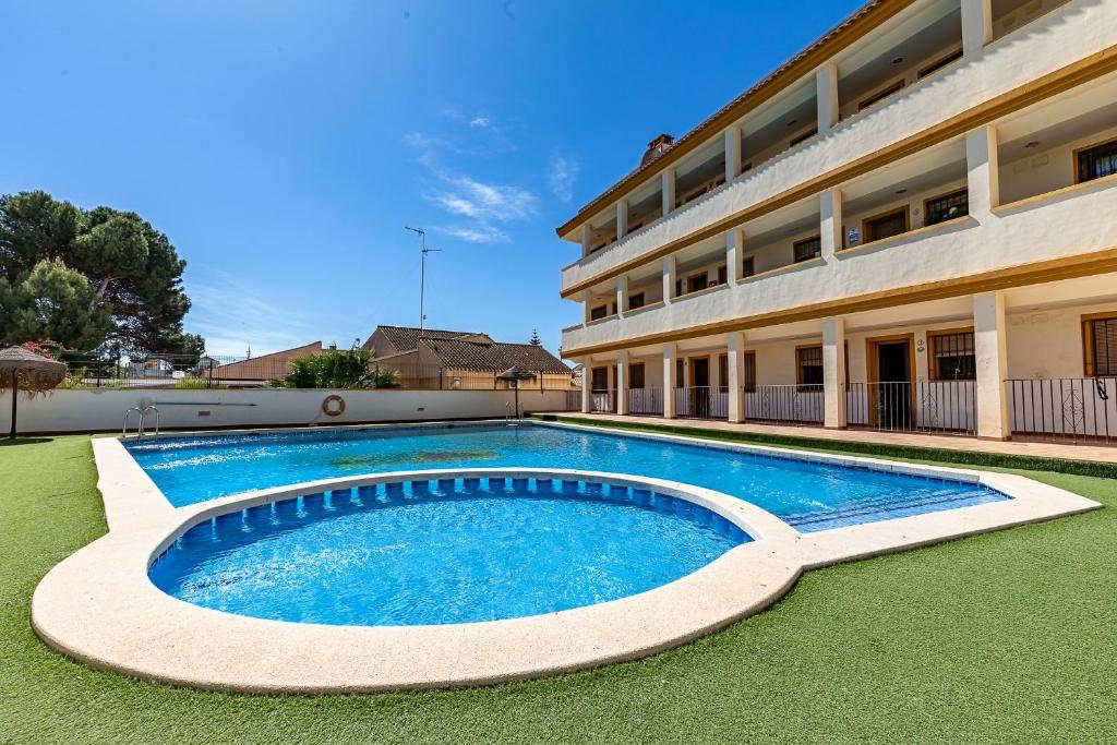 una gran piscina frente a un edificio en Cielo Azul tu oasis vacacional en Roda-Murcia en Roda