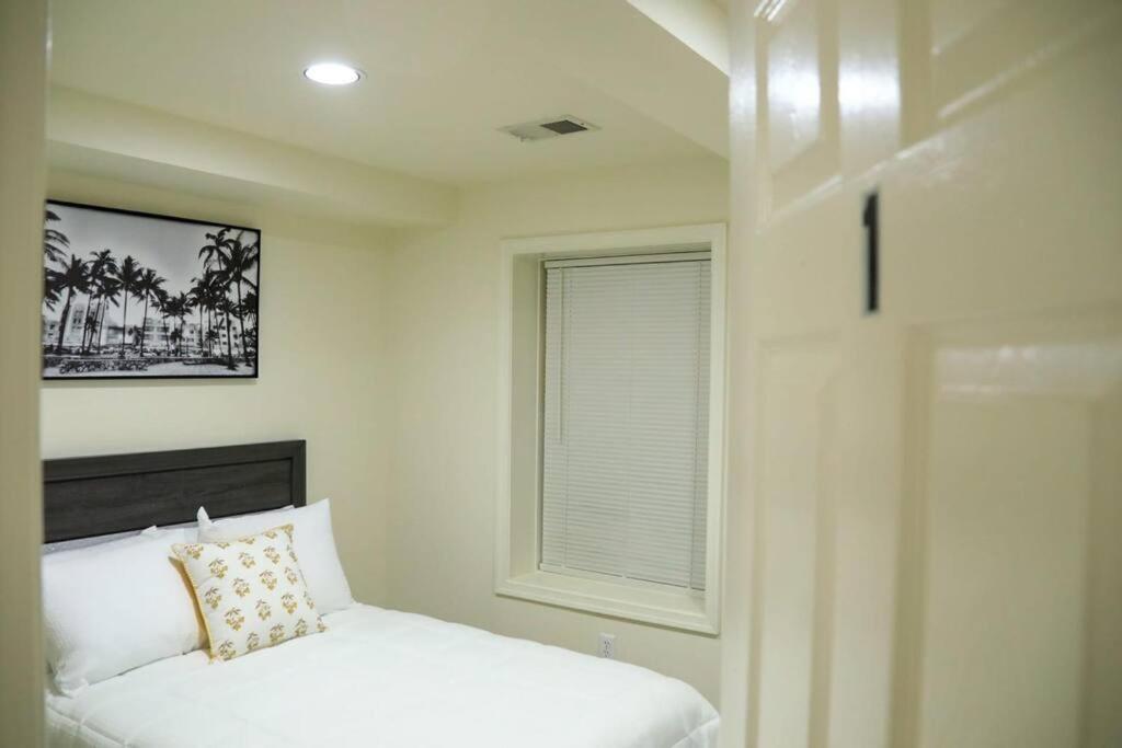 1 dormitorio con cama blanca y ventana en Private Room with Private Bathroom Centrally Located en Washington